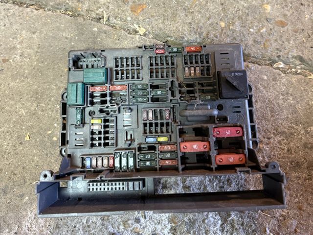 bontott BMW 1 Biztosítéktábla Utastér