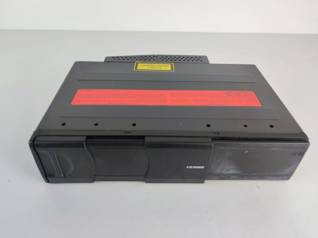 bontott BMW 1 CD / DVD Tár