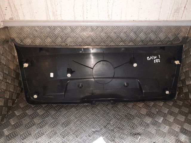 bontott BMW 1 Csomagtérajtó Burkolat (Részeivel)