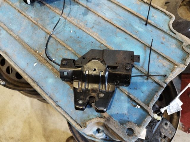 bontott BMW 1 Csomagtérajtó Zárszerkezet