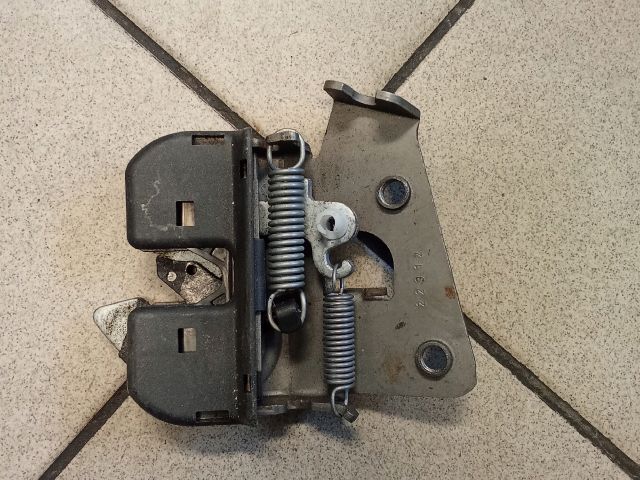 bontott BMW 1 Csomagtérajtó Zárszerkezet