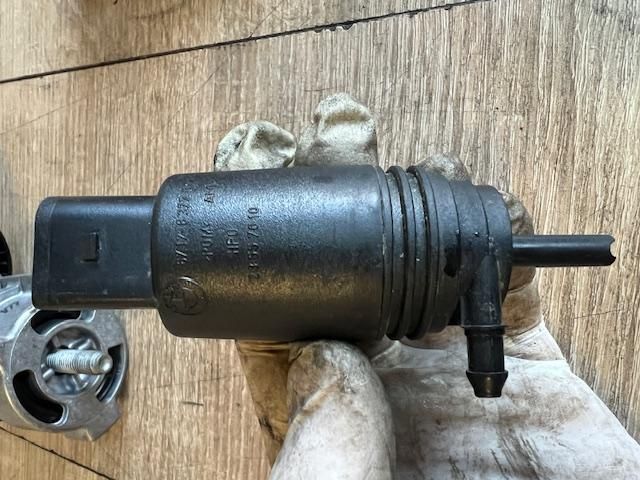 bontott BMW 1 Első Ablakmosó Szivattyú