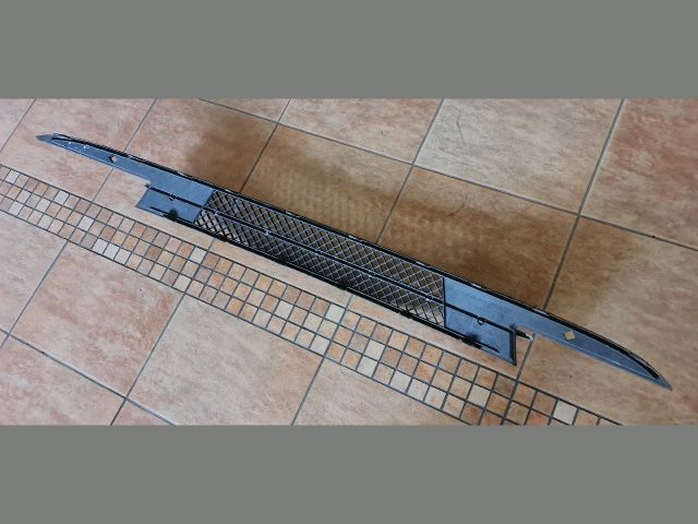 bontott BMW 1 Első Lökhárító Alsó Középső Díszrács