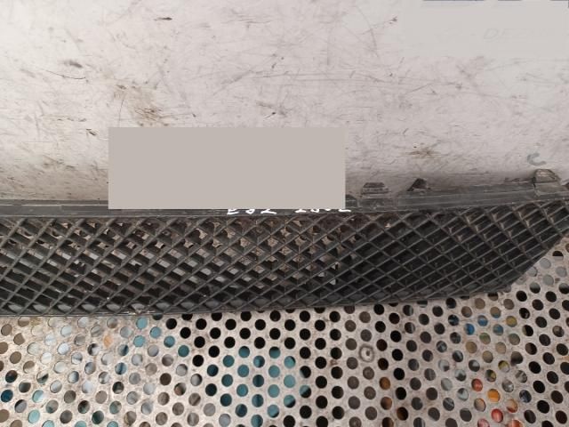 bontott BMW 1 Első Lökhárító Alsó Középső Díszrács