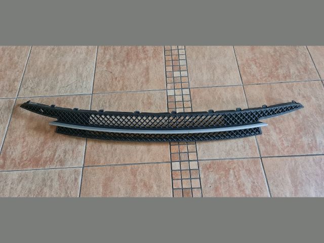 bontott BMW 1 Első Lökhárító Alsó Középső Díszrács