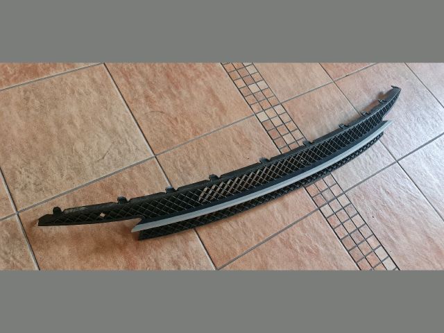 bontott BMW 1 Első Lökhárító Alsó Középső Díszrács