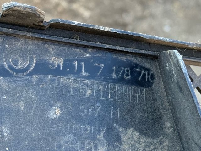 bontott BMW 1 Első Lökhárító Alsó Középső Díszrács