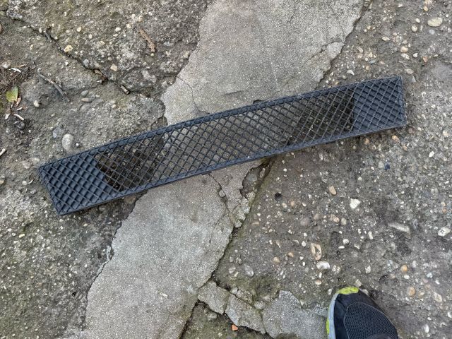 bontott BMW 1 Első Lökhárító Alsó Középső Díszrács