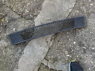 bontott BMW 1 Első Lökhárító Alsó Középső Díszrács