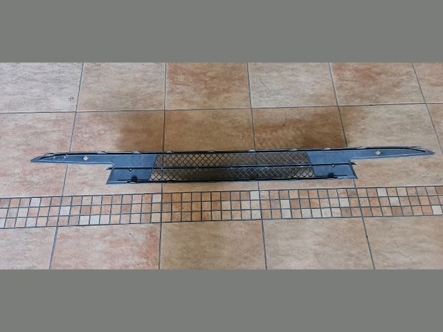 bontott BMW 1 Első Lökhárító Alsó Középső Díszrács