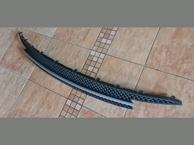 bontott BMW 1 Első Lökhárító Alsó Középső Díszrács