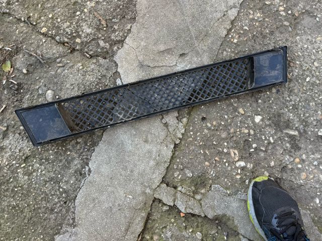 bontott BMW 1 Első Lökhárító Alsó Középső Díszrács