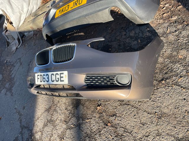 bontott BMW 1 Első Lökhárító (Részeivel)