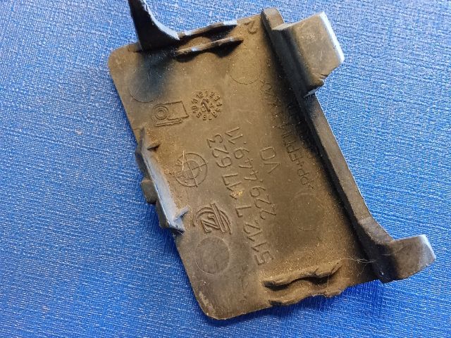 bontott BMW 1 Első Vonószem Burkolat