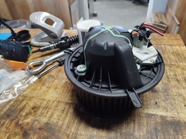 bontott BMW 1 Fűtőmotor (Klímás)