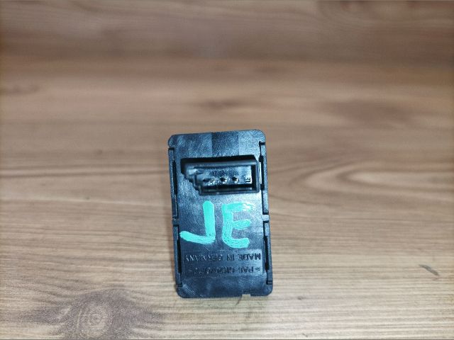 bontott BMW 1 Jobb első Ablakemelő Kapcsoló