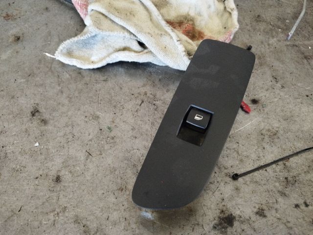 bontott BMW 1 Jobb első Ablakemelő Kapcsoló