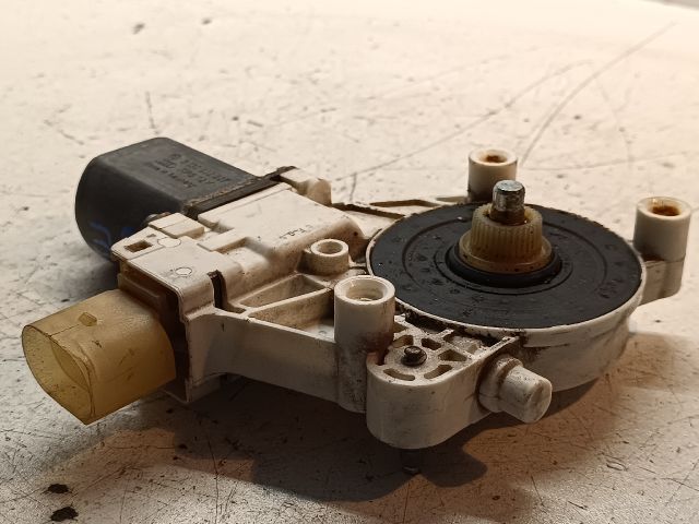 bontott BMW 1 Jobb első Ablakemelő Motor