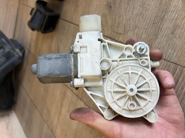 bontott BMW 1 Jobb első Ablakemelő Motor