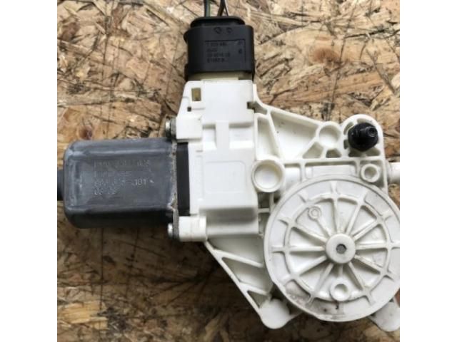 bontott BMW 1 Jobb első Ablakemelő Motor