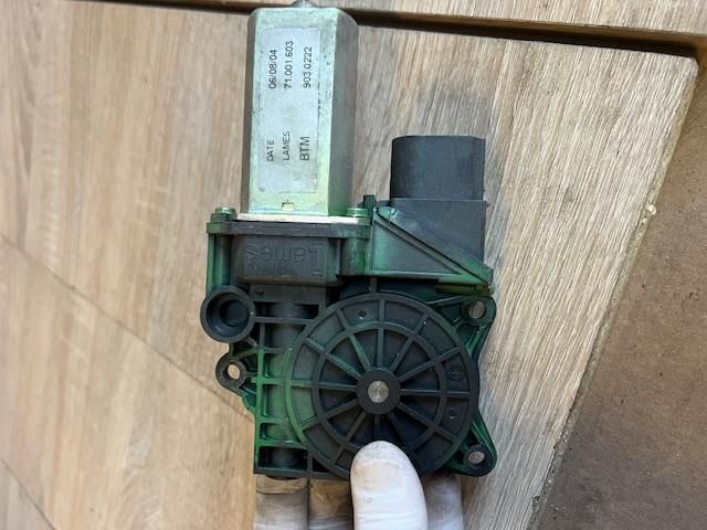 bontott BMW 1 Jobb hátsó Ablakemelő Motor