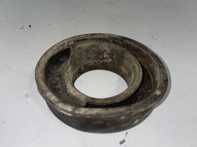 bontott BMW 1 Jobb hátsó Alsó Rugótányér