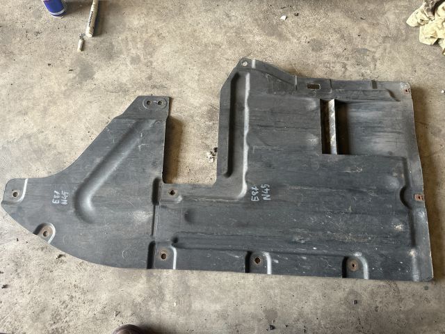 bontott BMW 1 Középső Kardánbox Burkolat