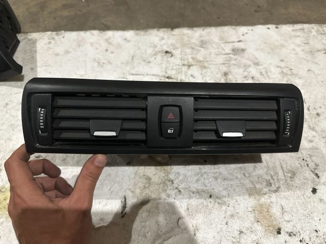 bontott BMW 1 Középső Szellőző