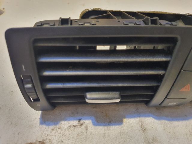 bontott BMW 1 Középső Szellőző