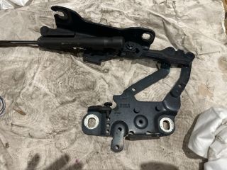 bontott BMW 1 Motorháztető Jobb Zsanér