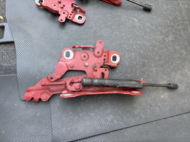 bontott BMW 1 Motorháztető Jobb Zsanér