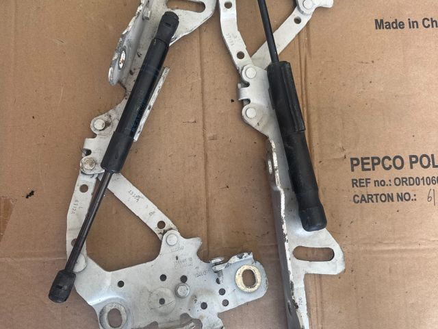 bontott BMW 1 Motorháztető Zsanér Pár