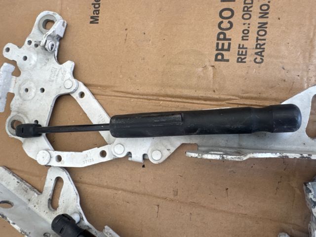 bontott BMW 1 Motorháztető Zsanér Pár