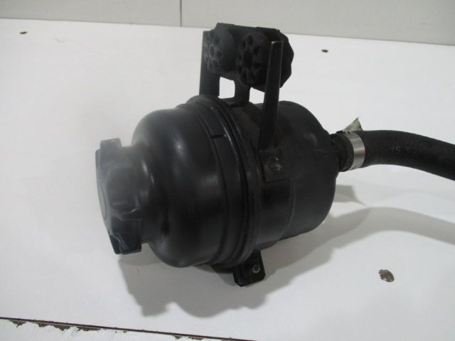 bontott BMW 1 Szervóolaj Tartály