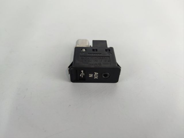 bontott BMW 1 USB Aljzat