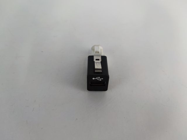 bontott BMW 1 USB Aljzat