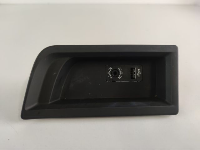 bontott BMW 1 USB Aljzat