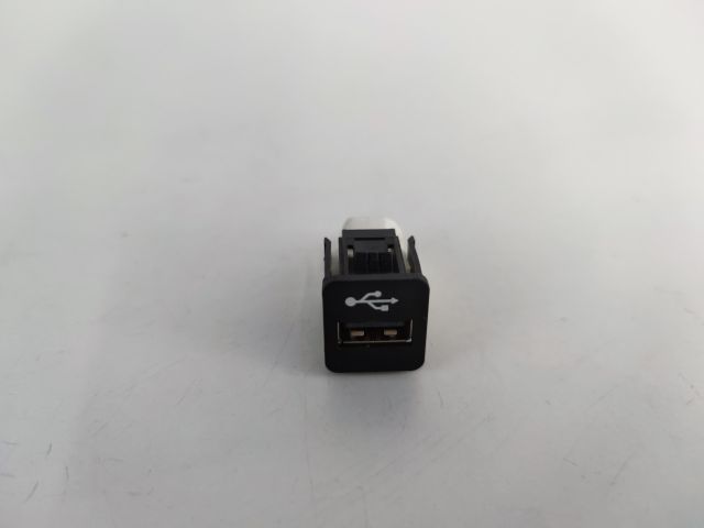 bontott BMW 1 USB Aljzat