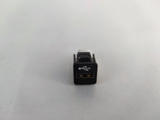bontott BMW 1 USB Aljzat
