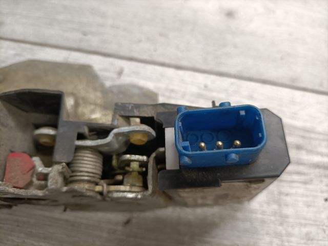 bontott BMW 3 E36 Jobb hátsó Ajtózár