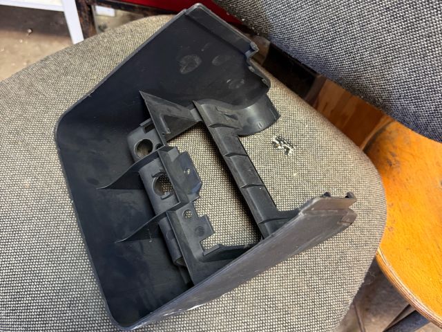 bontott BMW 3 E36 Könyöklő Tartó Konzol