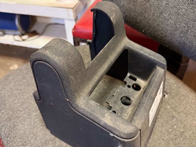 bontott BMW 3 E36 Könyöklő Tartó Konzol