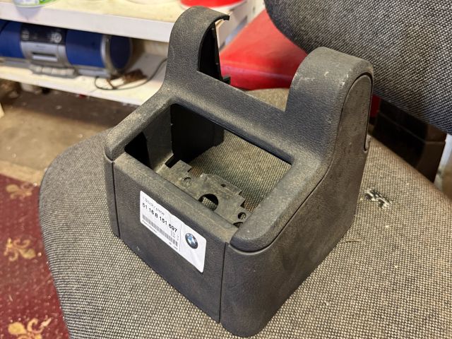 bontott BMW 3 E36 Könyöklő Tartó Konzol