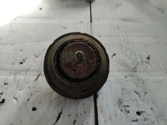 bontott BMW 3 E36 Motor Tartó Bak (Fém)