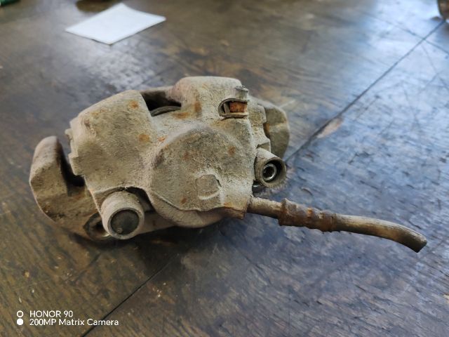 bontott BMW 3 E46 Bal első Féknyereg Munkahengerrel