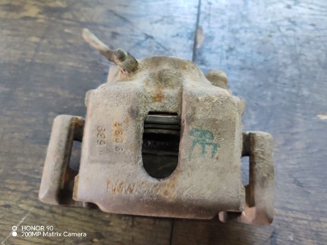 bontott BMW 3 E46 Bal első Féknyereg Munkahengerrel