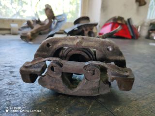 bontott BMW 3 E46 Bal első Féknyereg Munkahengerrel