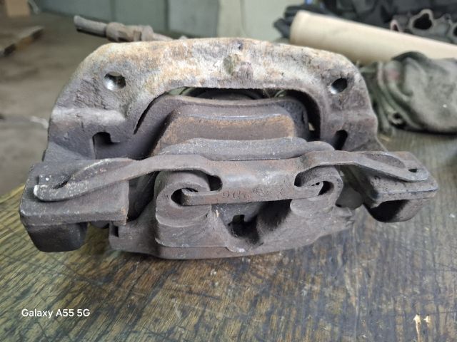 bontott BMW 3 E46 Jobb első Féknyereg Munkahengerrel