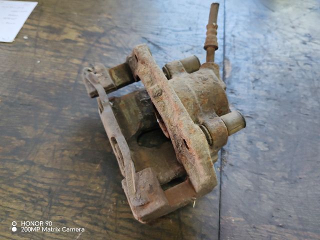 bontott BMW 3 E46 Jobb első Féknyereg Munkahengerrel