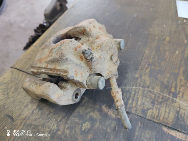 bontott BMW 3 E46 Jobb első Féknyereg Munkahengerrel